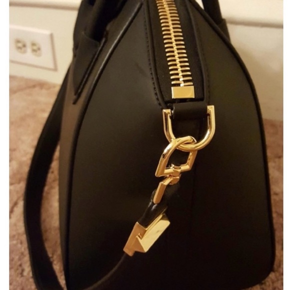 Great condition Authentic  Givenchy Antigona Bag - Picture 3 of 4